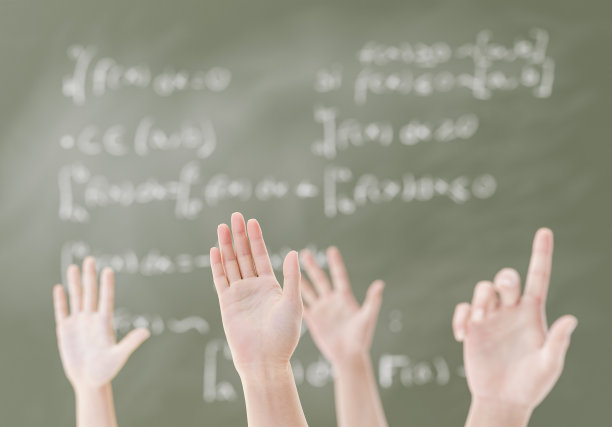 用数学公式在教室里对着黑板举手图片下载