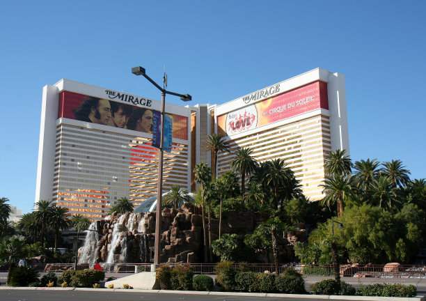 美国内华达州拉斯维加斯的海市蜃楼酒店和赌场，有着蓝天的背景图片下载