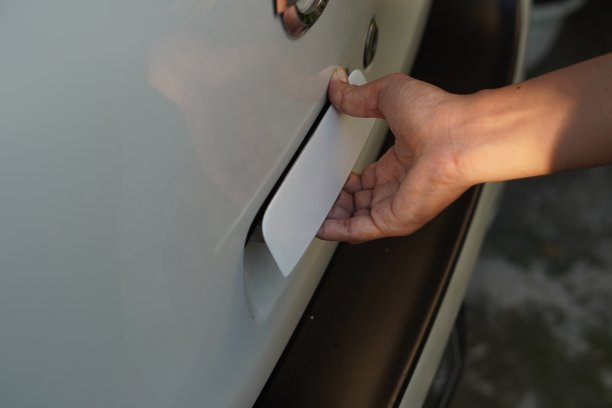 一个女人的手打开了车门图片下载