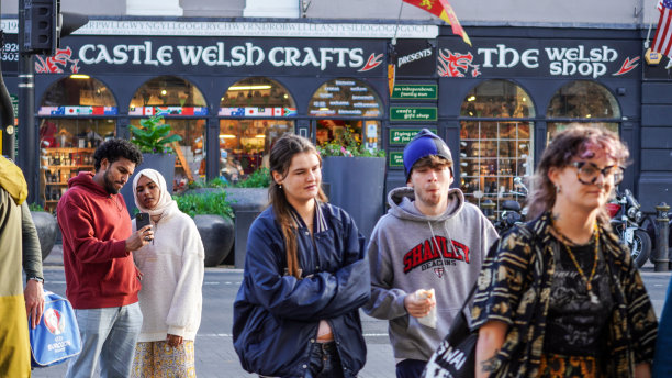 人们走向卡迪夫城堡的入口图片下载