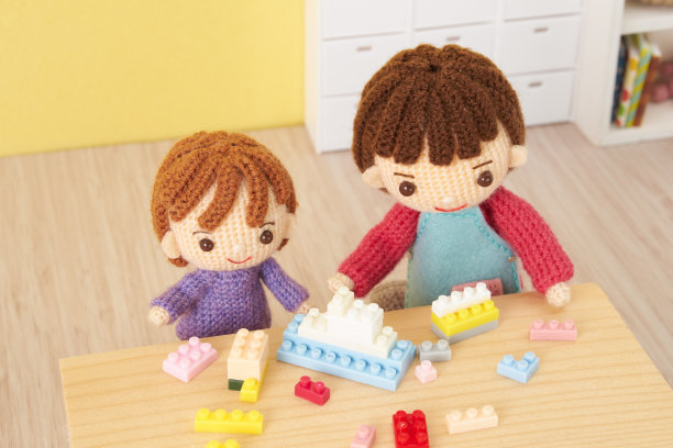 小而可爱的Amigurumi娃娃在白色的背景。照顾孩子图片下载