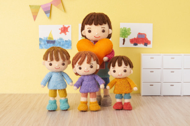 小而可爱的Amigurumi娃娃在白色的背景。照顾孩子图片下载