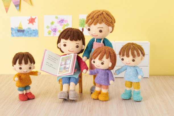 小而可爱的Amigurumi娃娃在白色的背景。照顾孩子图片下载