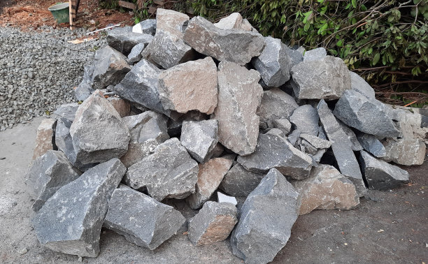 石堆:用来做建筑地基的大堆河石或劈开的石头建筑材料。图片下载