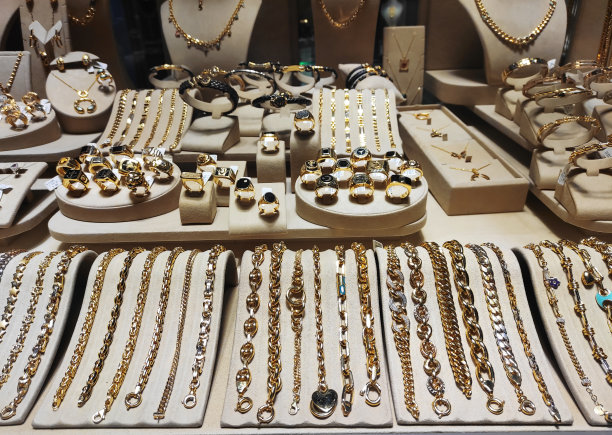 镶有宝石的黄金女式手镯放在珠宝店的橱窗上图片下载