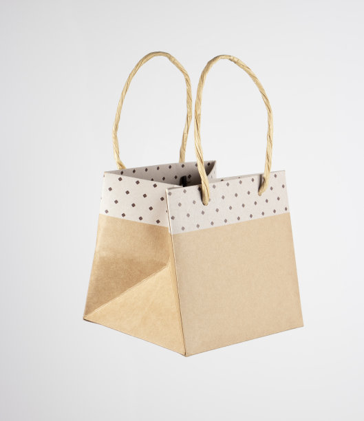 米色纸礼盒与处理孤立的白色背景图片下载