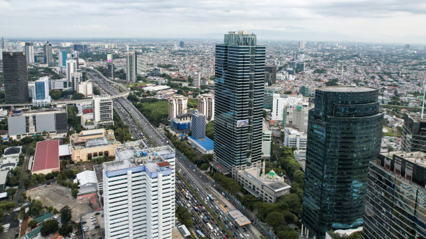 夕阳下的印尼首都雅加达全景。图片下载