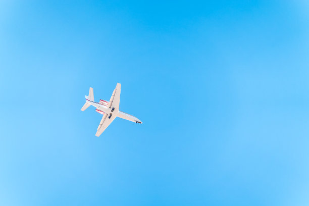 塞斯纳680飞机在蓝天下着陆前图片下载