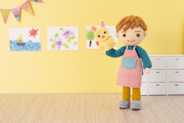 小而可爱的Amigurumi娃娃在白色的背景。照顾孩子图片下载