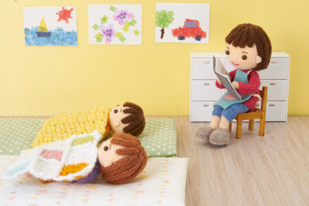 小而可爱的Amigurumi娃娃在白色的背景。照顾孩子图片下载