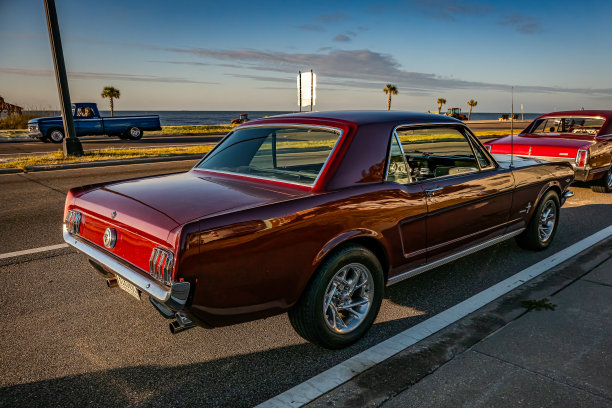 1965年福特野马硬顶轿跑车图片下载