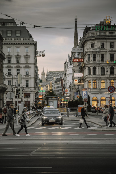 夏日的奥地利维也纳，Kärntnerstraße上的交通图片下载