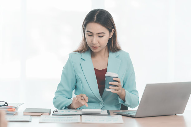 初级会计师用易于阅读的图表计算税金、费用和财务结果。图片下载