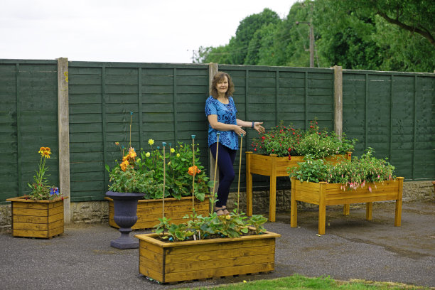 2024年7月，园丁的木制花盆展示。图片下载