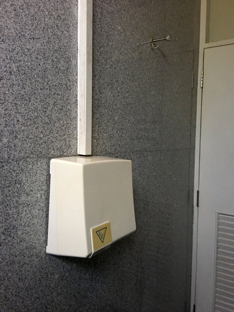 洗手后热风烘手器。图片下载