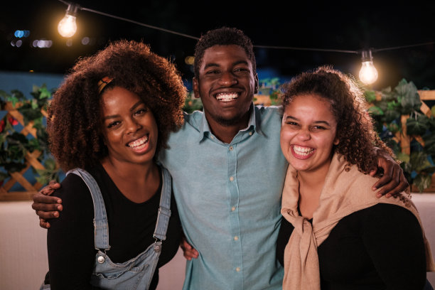 朋友们在露台上一起度过愉快夜晚的照片。理念:生活方式，一起图片下载