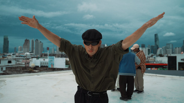 职业潮人在屋顶跳霹雳舞的特写。努力。图片下载
