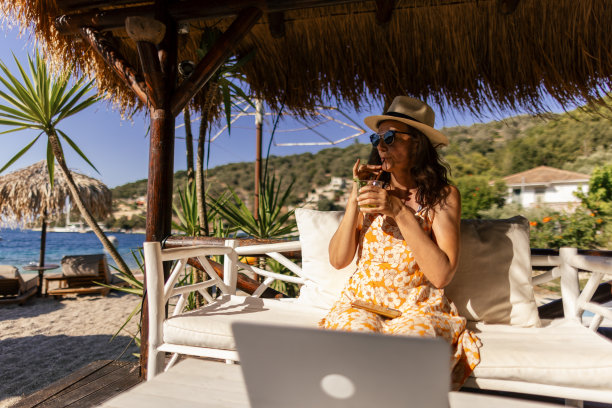 下班后坐在沙滩酒吧休息的女人图片下载