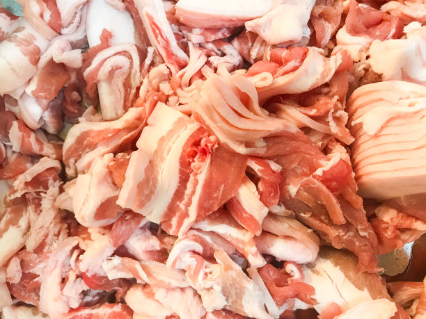 百货商店里新鲜的五花肉切片，随时可以吃。图片下载