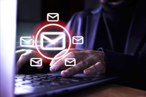 查看邮件通知的商人图片下载