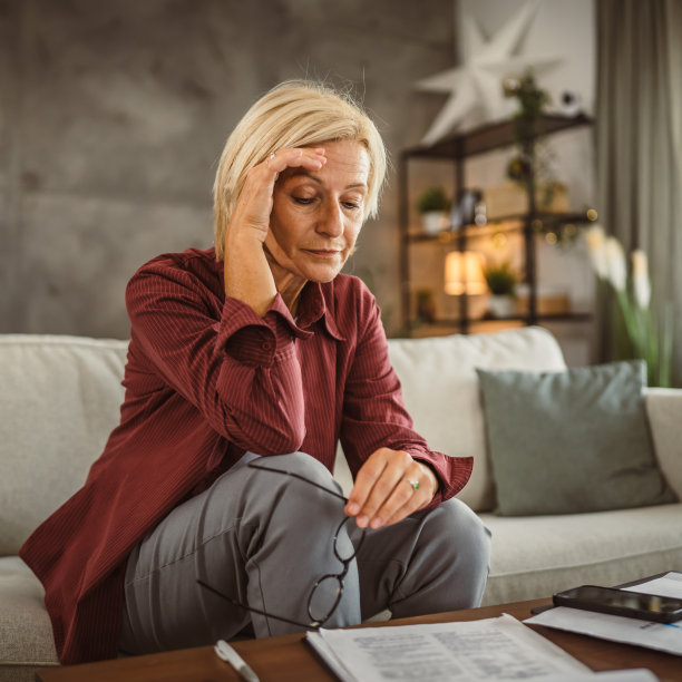成熟的年长的女性在家工作，头疼图片下载