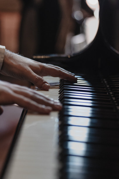 弹钢琴的人的手，键盘上的手特写图片下载