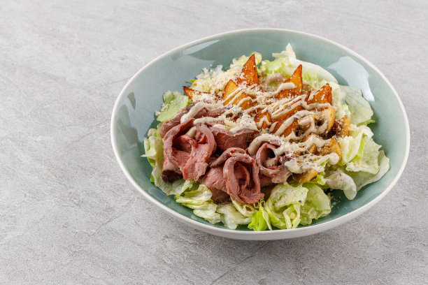 沙拉与烤牛肉和土豆在石头背景，工作室食物照片2图片下载