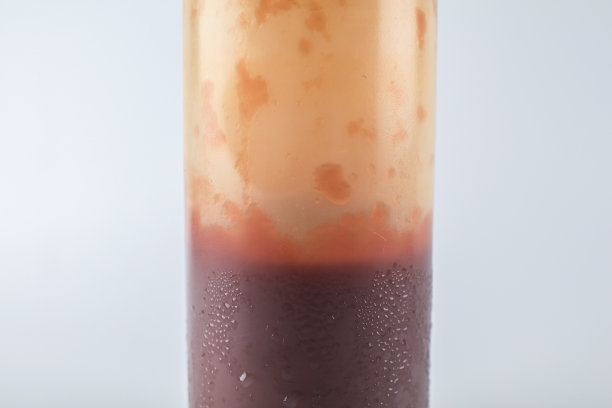 白色背景有番茄酱酱的液体食品容器塑料。图片下载