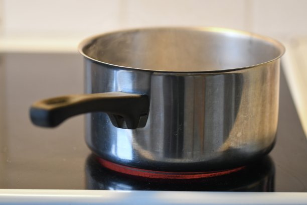 炉子上的锅的照片图片下载