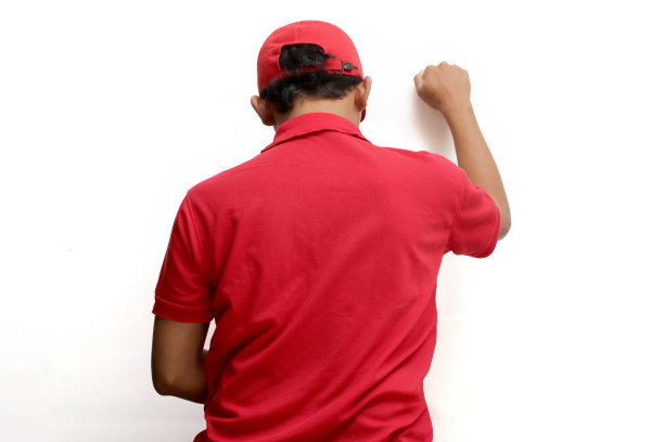 亚洲快递员拿着包裹打手势图片下载