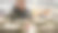 超市里许多玻璃瓶奶制品的特写镜头，一位男顾客正在挑选其中的一瓶图片下载