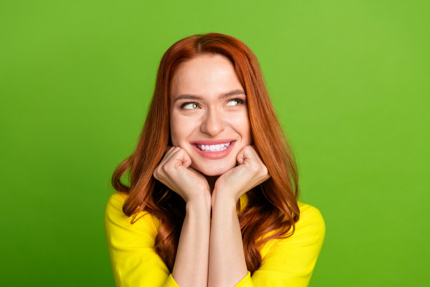 可爱的年轻女士的照片肖像看起来空空间佩服穿着时髦的黄色服装孤立在绿色的背景图片下载