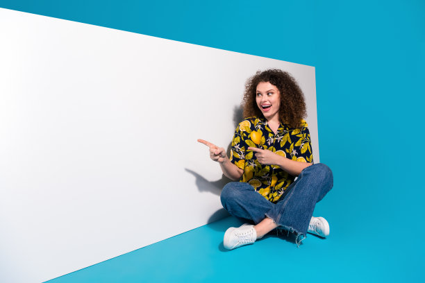 迷人的开朗的女孩的照片呈现水平广告牌空白空间孤立的蓝色背景图片下载