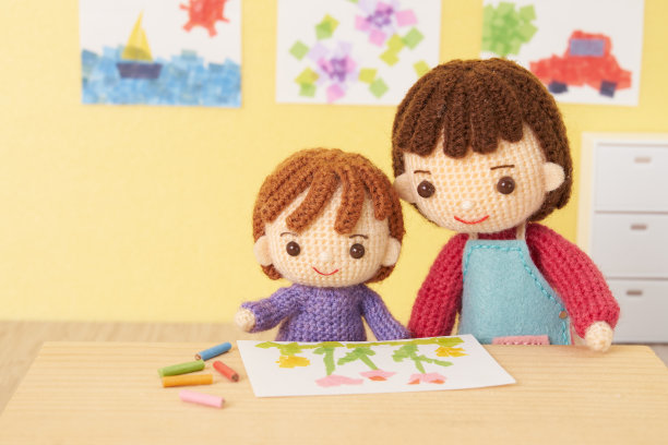 小而可爱的Amigurumi娃娃在白色的背景。照顾孩子图片下载