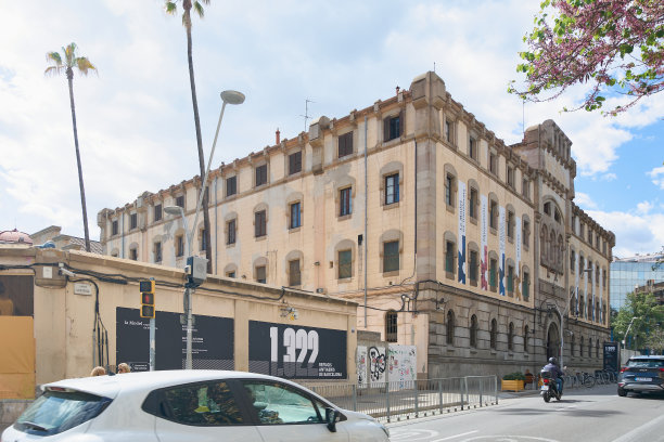 经过巴塞罗那旧监狱的行人图片下载