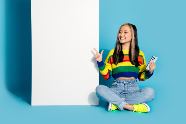 可爱的女士的全身照片点空设备大智能手机穿着时尚的条纹服装孤立的蓝色背景图片下载