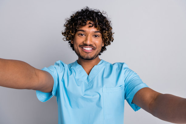 医生男孩微笑的照片使自拍咨询孤立灰色背景图片下载