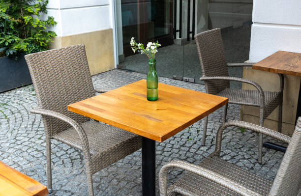 采购产品街餐厅桌花装饰，空咖啡厅桌，小酒馆座位，酒吧露台，户外餐厅图片下载