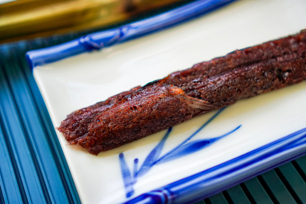 即食尼帕棕榈甜点(Khanom Jaak)的特写照片放在陶瓷餐盘上。图片下载