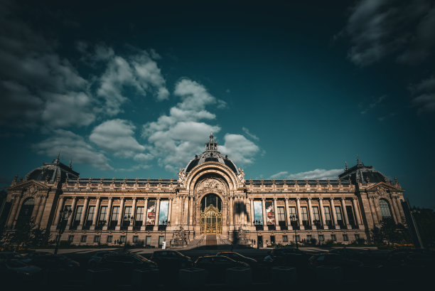 绚丽天空下美丽的小宫殿——巴黎，法国图片下载