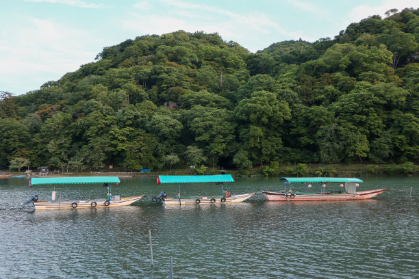 闲船在岚山，蓝天碧山为背景图片下载