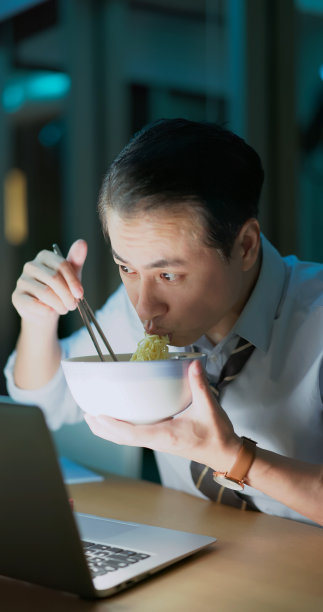 资深商人吃方便面图片下载