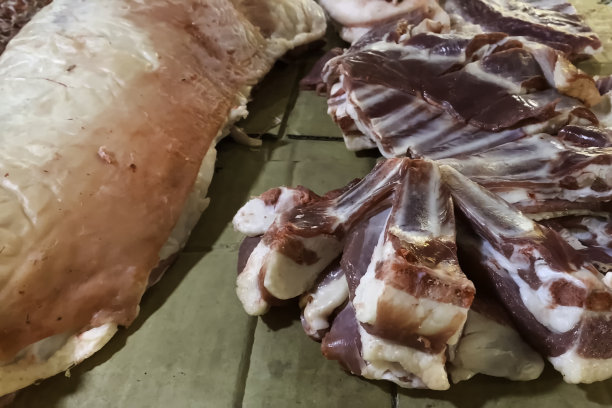 鲜肉在柜台上。预先切好的排骨。图片下载
