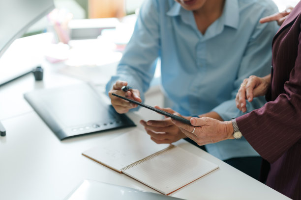 创意平面设计师团队在工作场所一起工作。图片下载