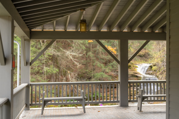 下午秋天，一个门廊的秋天照片与一个单一的长凳俯瞰自然景观，俯瞰纽约州北部。图片下载