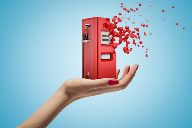 手持红色加油站的女性在蓝色背景上破碎成碎片图片下载