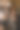 披萨师傅在厨房里用手旋转着一个圆形的披萨底座图片下载