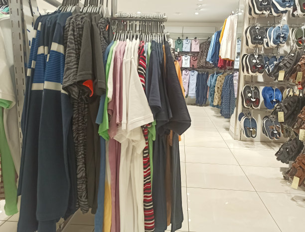 商店里展示的成衣的特写照片图片下载