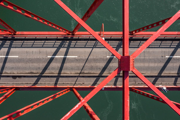 无人机照片:红色桁架桥和阳光明媚的冬季大自然图片下载