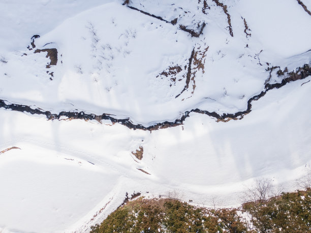 无人机照片:美丽的白雪覆盖的河流景观图片下载